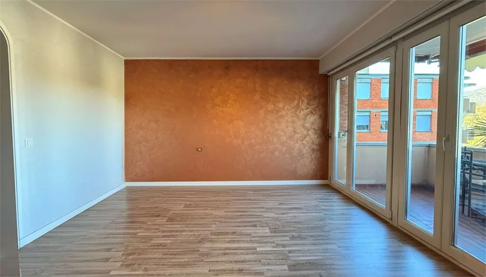 3.5 locali con terrazzo vista lago - grande potenziale a Paradiso