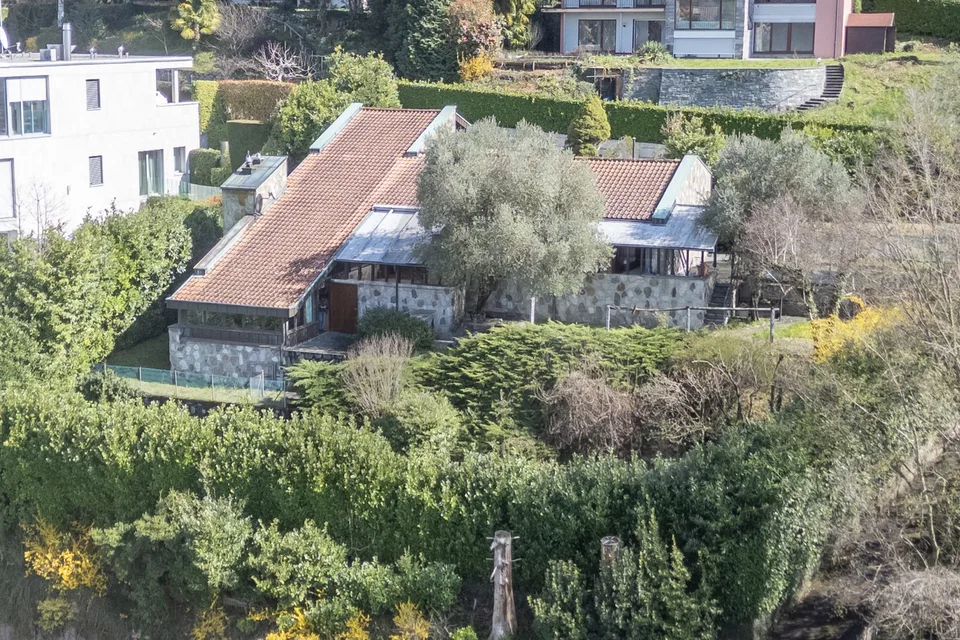 VILLA VISTA LAGO CON IMPORTANTI POSSIBILITÀ DI SVILUPPO