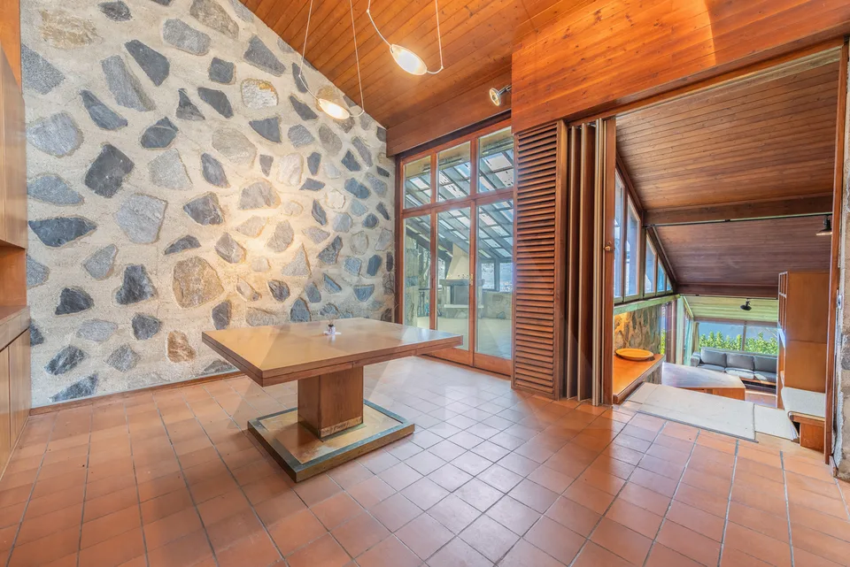 VILLA VISTA LAGO CON IMPORTANTI POSSIBILITÀ DI SVILUPPO
