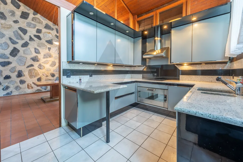 VILLA VISTA LAGO CON IMPORTANTI POSSIBILITÀ DI SVILUPPO