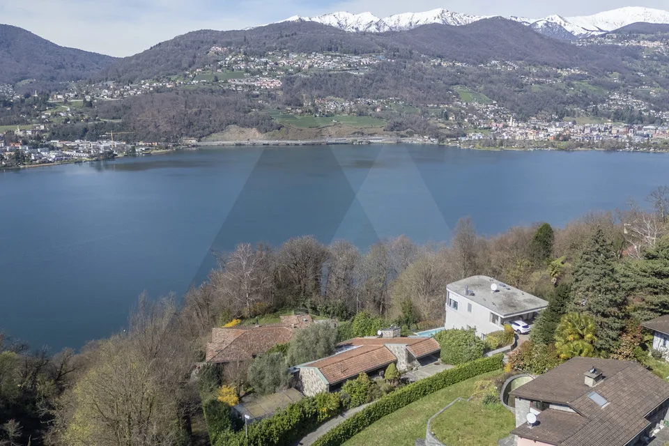 VILLA VISTA LAGO CON IMPORTANTI POSSIBILITÀ DI SVILUPPO
