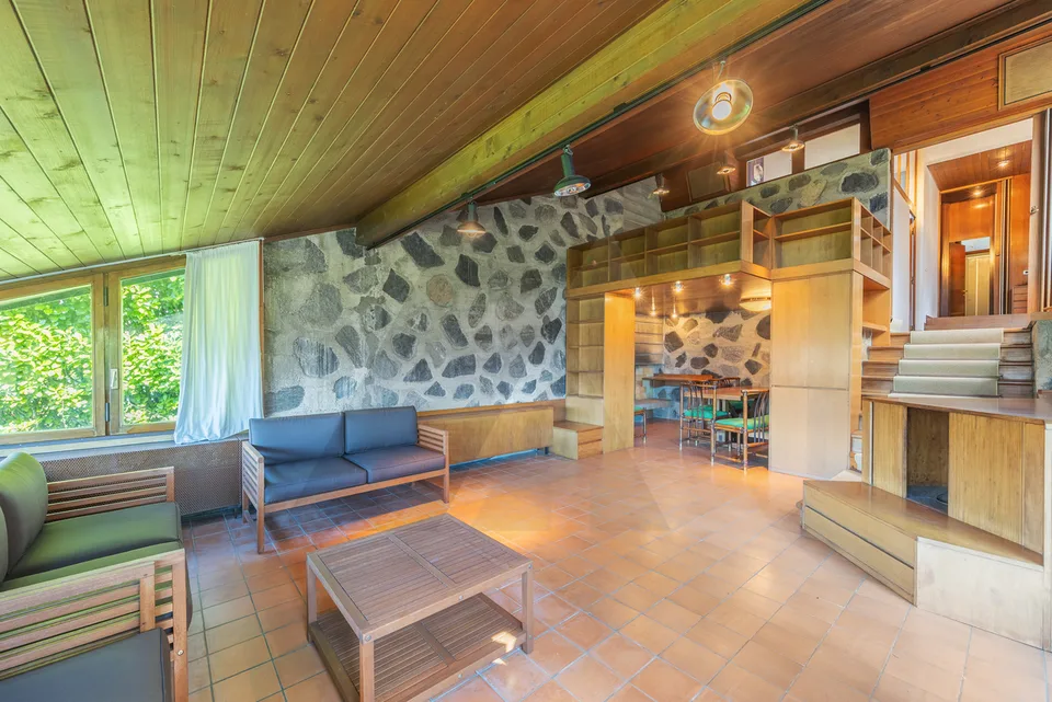VILLA VISTA LAGO CON IMPORTANTI POSSIBILITÀ DI SVILUPPO