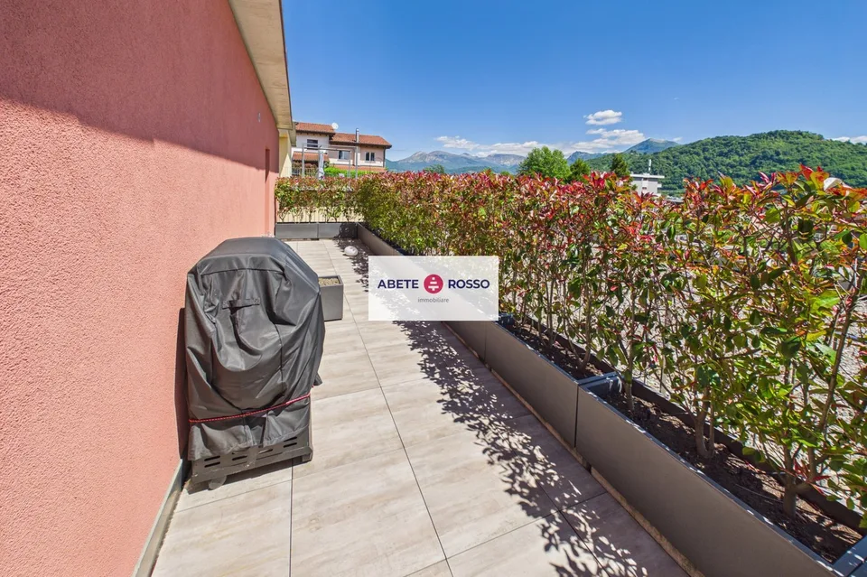 Splendido attico di 4.5 locali con ampia terrazza e finiture moderne.