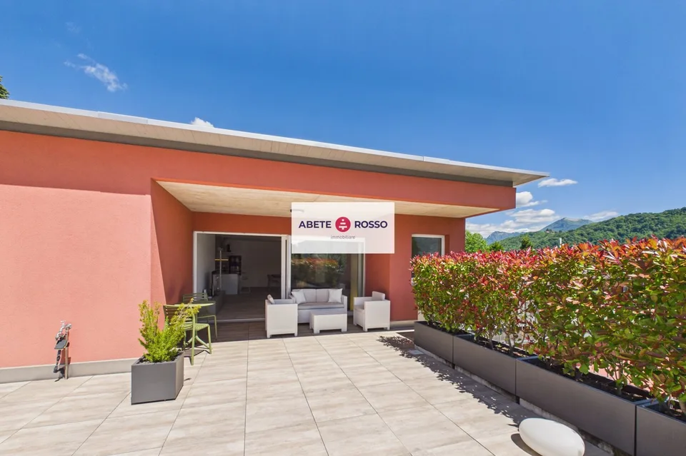 Splendido attico di 4.5 locali con ampia terrazza e finiture moderne.