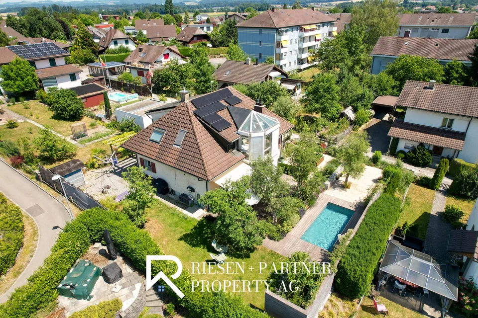 Freistehendes Einfamilienhaus mit wunderschöner Gartenanlage in Jegenstorf