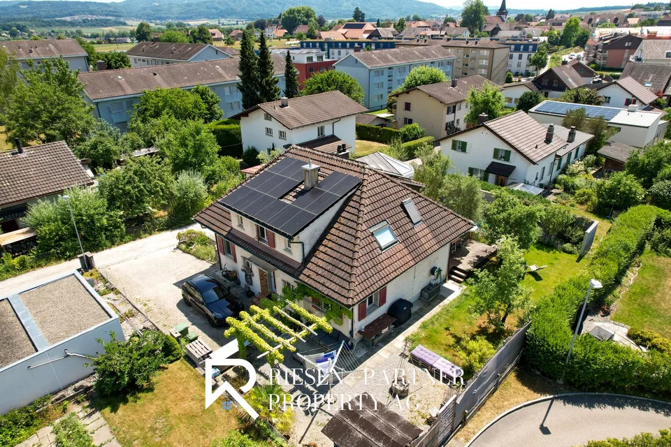 Freistehendes Einfamilienhaus mit wunderschöner Gartenanlage in Jegenstorf