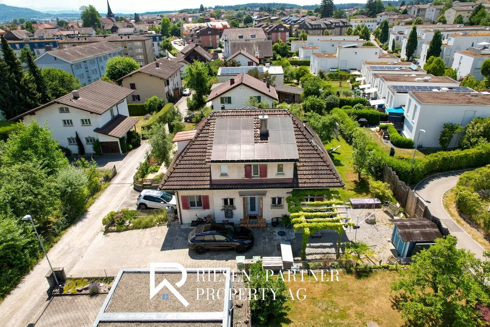 Freistehendes Einfamilienhaus mit wunderschöner Gartenanlage in Jegenstorf
