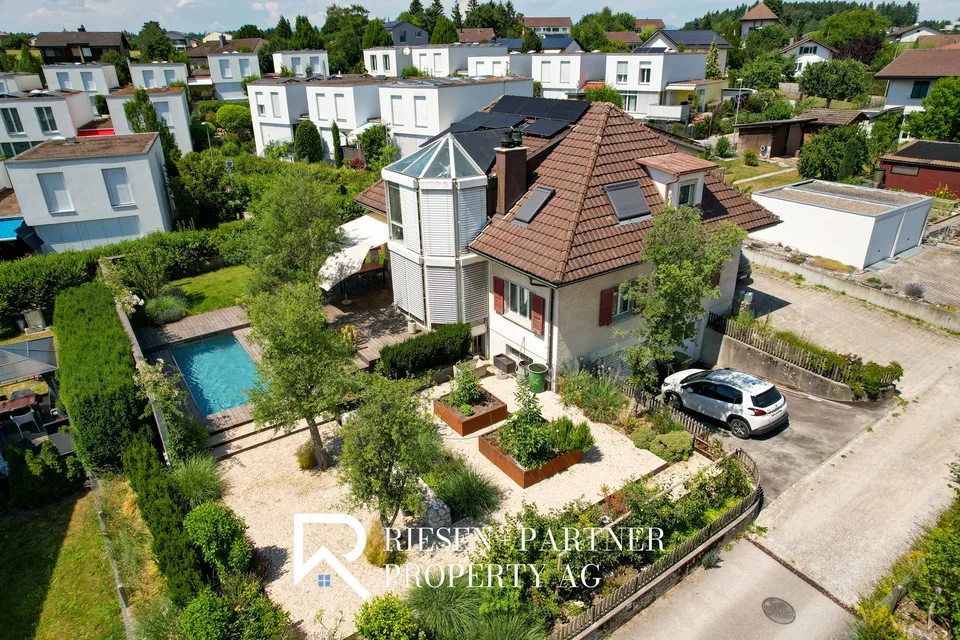 Freistehendes Einfamilienhaus mit wunderschöner Gartenanlage in Jegenstorf