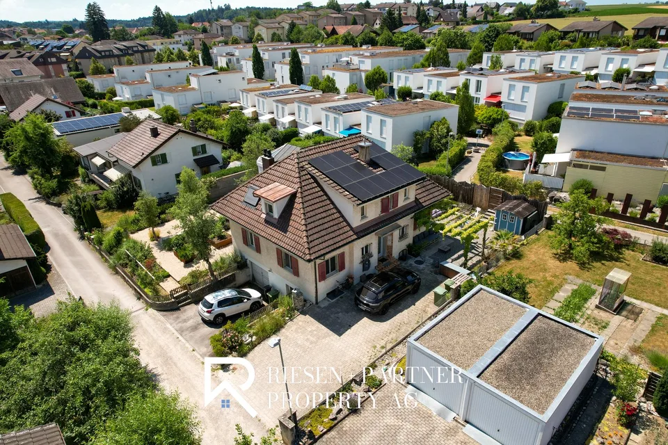 Freistehendes Einfamilienhaus mit wunderschöner Gartenanlage in Jegenstorf