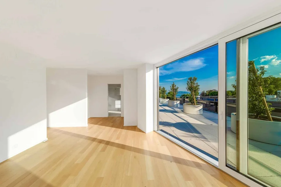 UNIQUE! Attique de 5.5 pièces de 180m2 bénéficiant d'un rooftop terrasse de 168m2 avec vue panoramique sur le lac et les Alpes