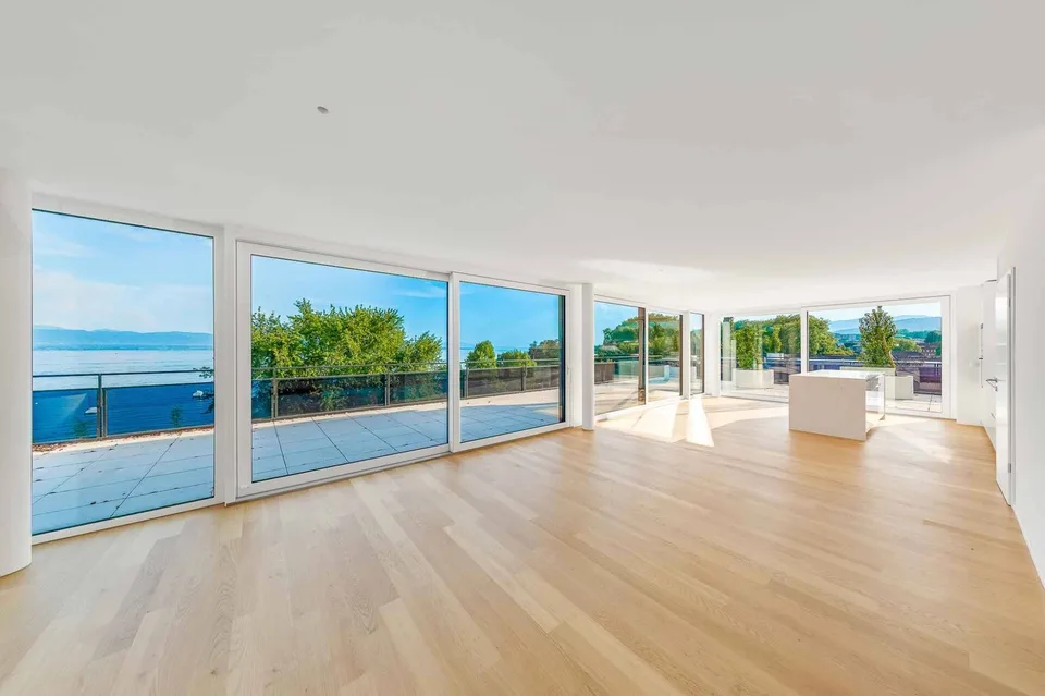 UNIQUE! Attique de 5.5 pièces de 180m2 bénéficiant d'un rooftop terrasse de 168m2 avec vue panoramique sur le lac et les Alpes
