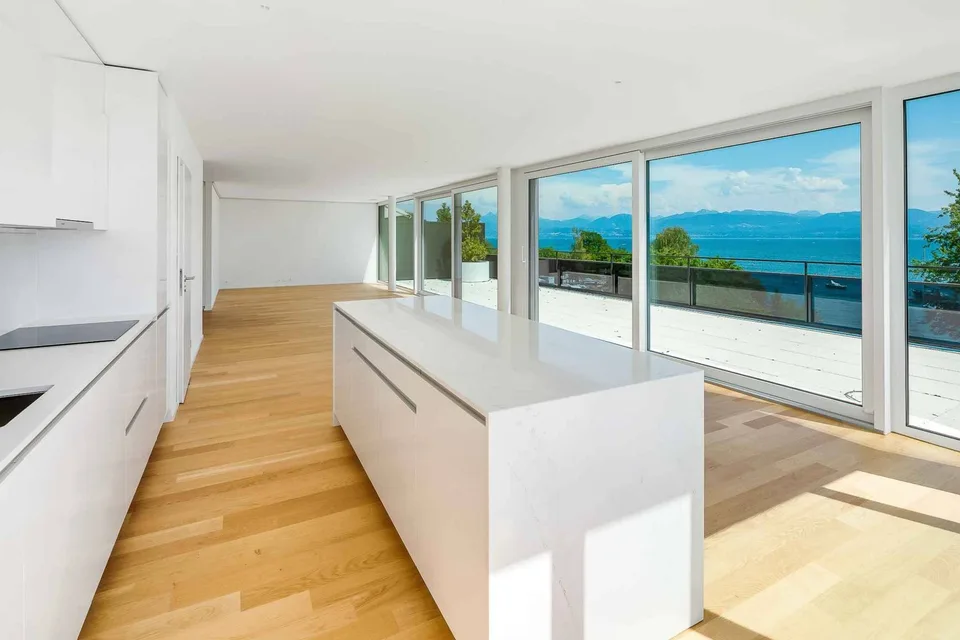 UNIQUE! Attique de 5.5 pièces de 180m2 bénéficiant d'un rooftop terrasse de 168m2 avec vue panoramique sur le lac et les Alpes