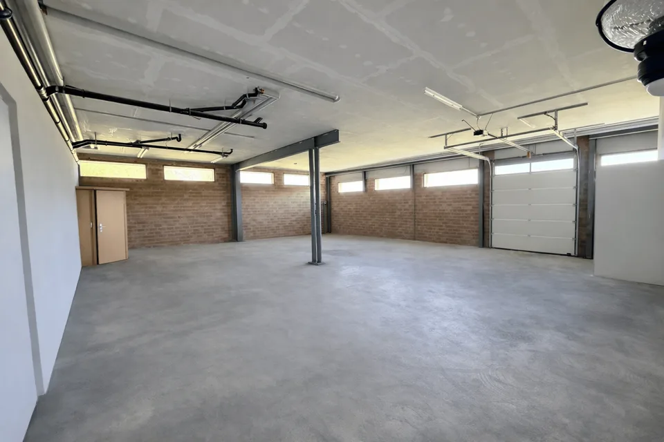 Local artisanal chauffé 154 m² hauteur 4 m - accès indépendant - Torny