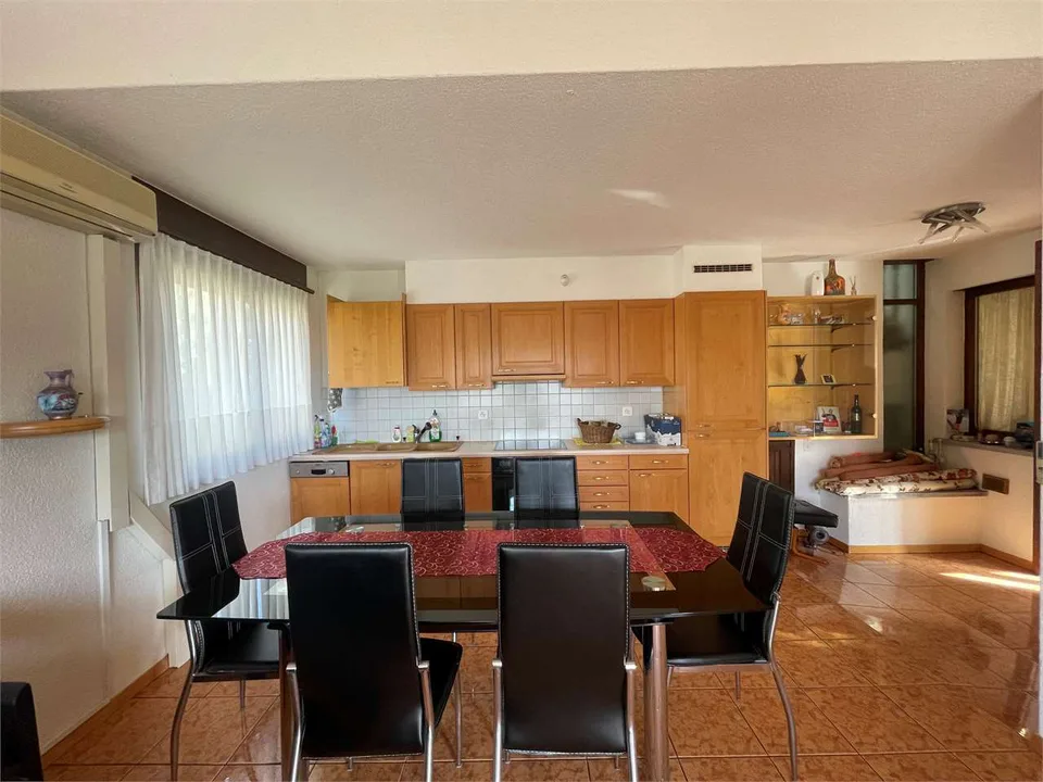 Villa bifamiliare a Stabio con ampio giardino privato – foto 11 di 13