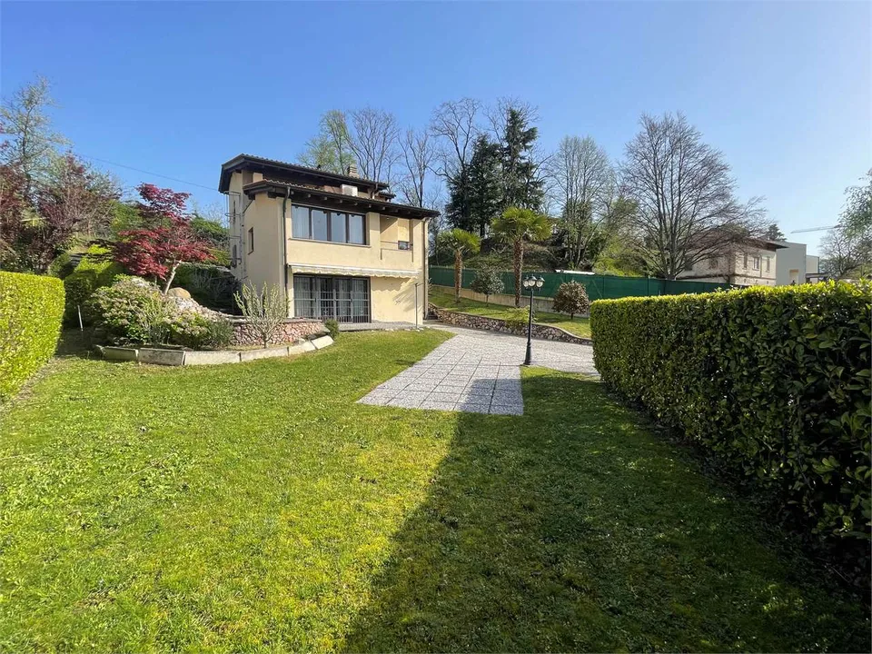 Villa bifamiliare a Stabio con ampio giardino privato