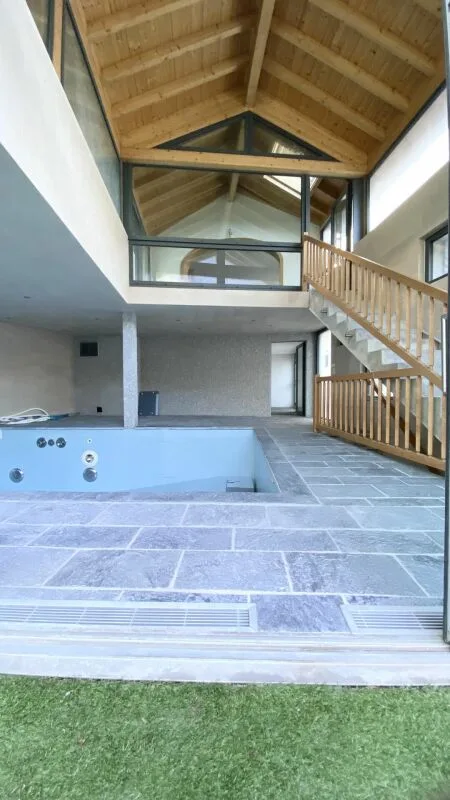Villa avec piscine intérieure au centre du village
