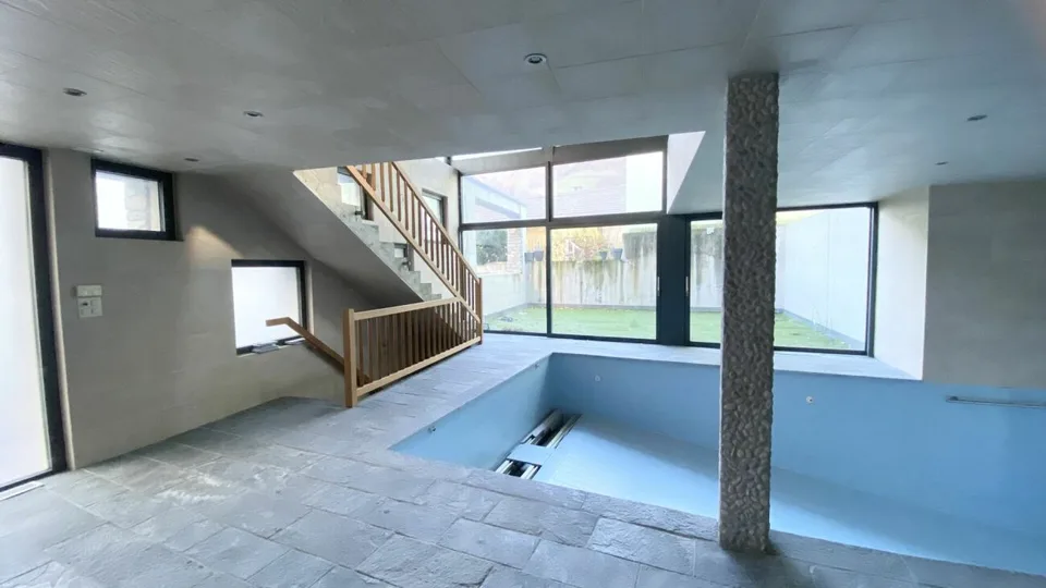 Villa avec piscine intérieure au centre du village
