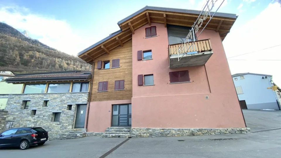 Villa avec piscine intérieure au centre du village