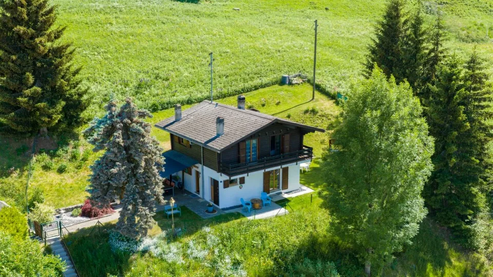 Acquisition en résidence secondaire possible - Charmant chalet avec vue panoramique exceptionnelle sur la plaine du Rhône
