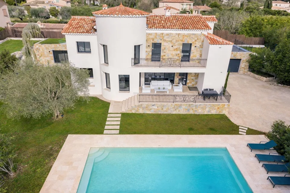Villa contemporaine rénovée – 320 m² – Châteauneuf-Grasse (06560) – Côte d’Azur
