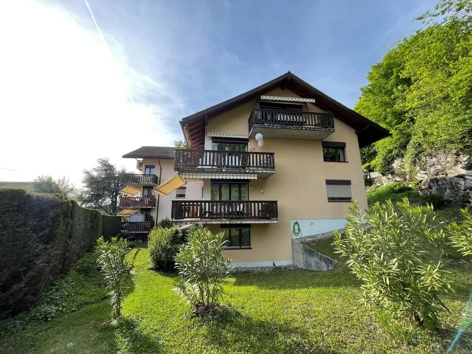 CHARMANTE 3,5-ZIMMER-WOHNUNG ZU VERMIETEN MIT ATEMBERAUBENDEM PANORAMABLICK AUF DEN SEE UND DIE ALPEN