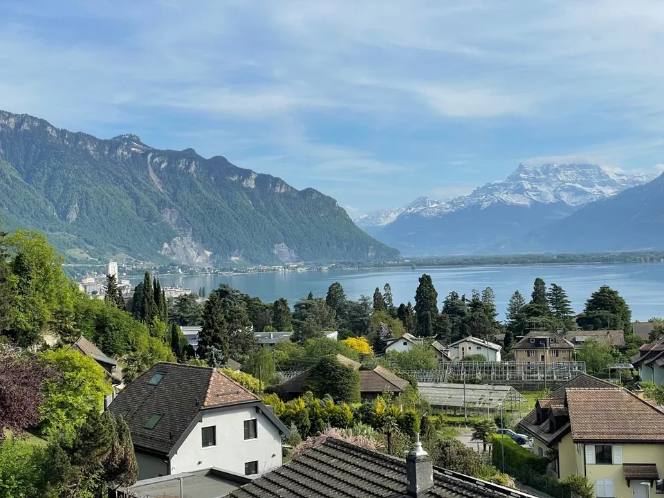 CHARMANTE 3,5-ZIMMER-WOHNUNG ZU VERMIETEN MIT ATEMBERAUBENDEM PANORAMABLICK AUF DEN SEE UND DIE ALPEN