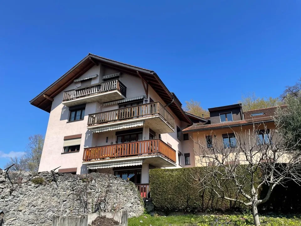 CHARMANTE 3,5-ZIMMER-WOHNUNG ZU VERMIETEN MIT ATEMBERAUBENDEM PANORAMABLICK AUF DEN SEE UND DIE ALPEN