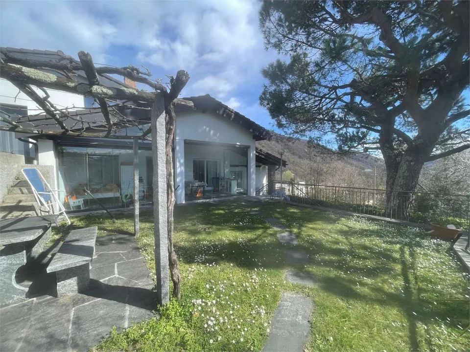 Villa de haut standing immergée dans le vert à Croglio, haut standing