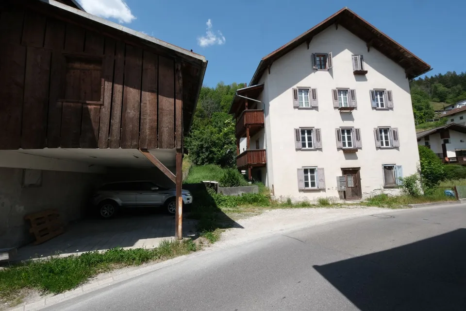 Das grosse Dreifamilienhaus in Schluein bei Ilanz/Glion