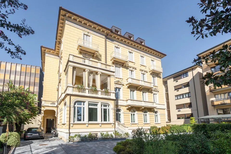 LUSSO E COMFORT : ATTICO 6.5 LOCALI CON VISTA PANORAMICA SU LUGANO