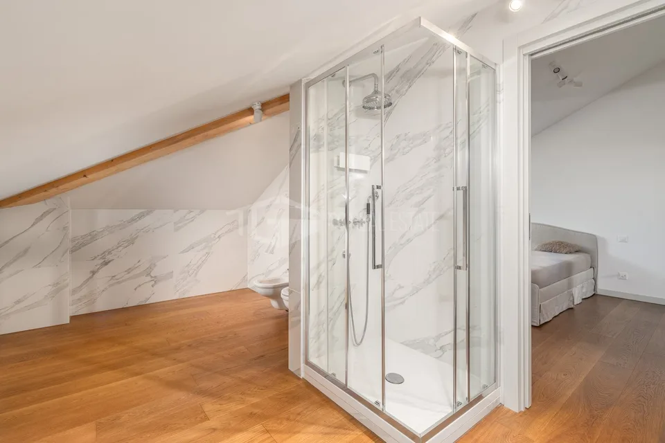 LUXE ET CONFORT : ATTIQUE 6.5 PIÈCES AVEC VUE PANORAMIQUE SUR LUGANO