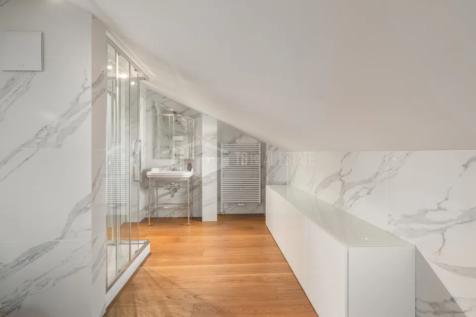 LUXE ET CONFORT : ATTIQUE 6.5 PIÈCES AVEC VUE PANORAMIQUE SUR LUGANO
