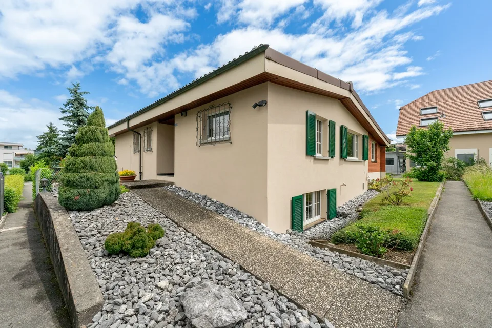 Maison charmante avec beaucoup de terrain et de potentiel