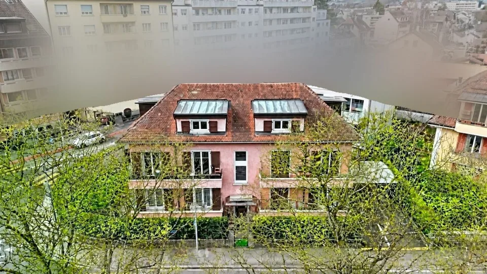 Es besetzt das gesamte Dach des Gebäudes. Ihr Zuhause unter den Dächern gegenüber der Thielle
