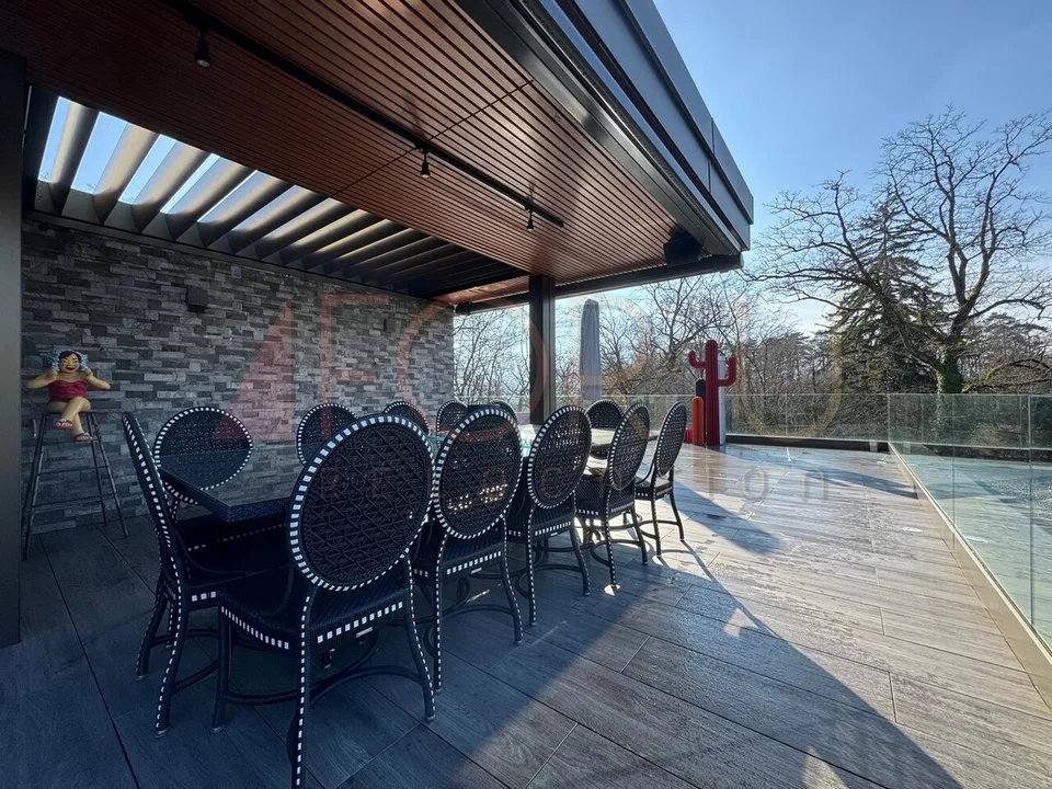 Prächtiges Dachgeschoss-Duplex mit 9 Zimmern und großer Terrasse in Conches