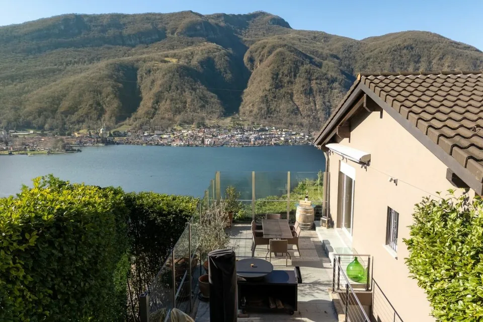 Esclusiva Casa immersa nella natura vista lago a 180°