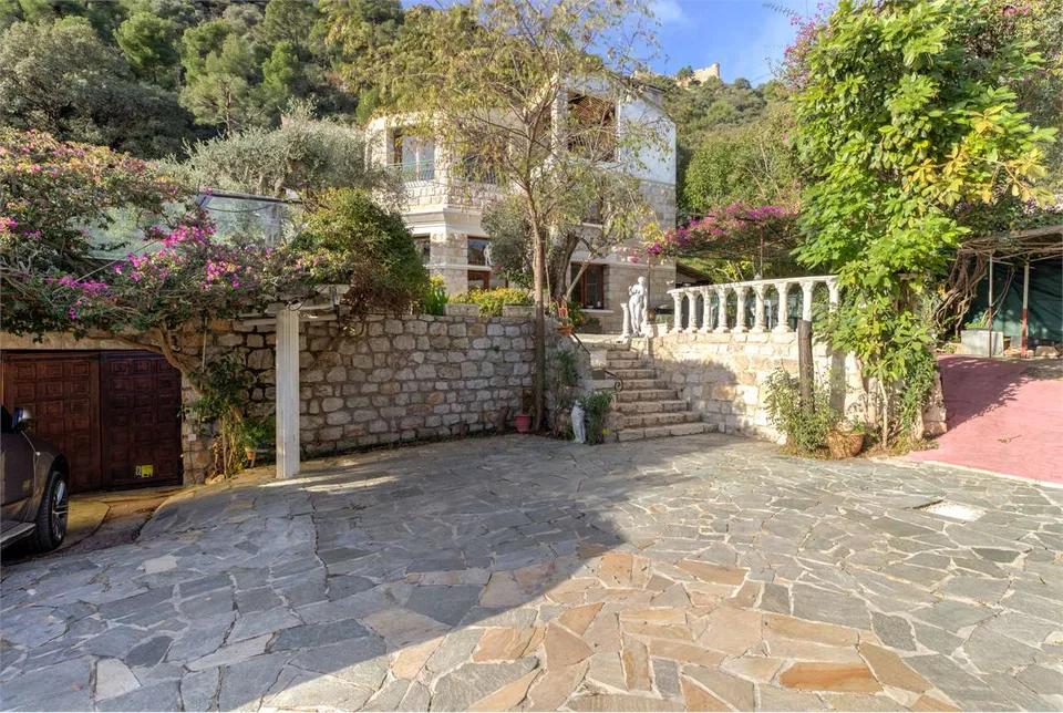 Villa di carattere in posizione tranquilla – foto 12 di 13