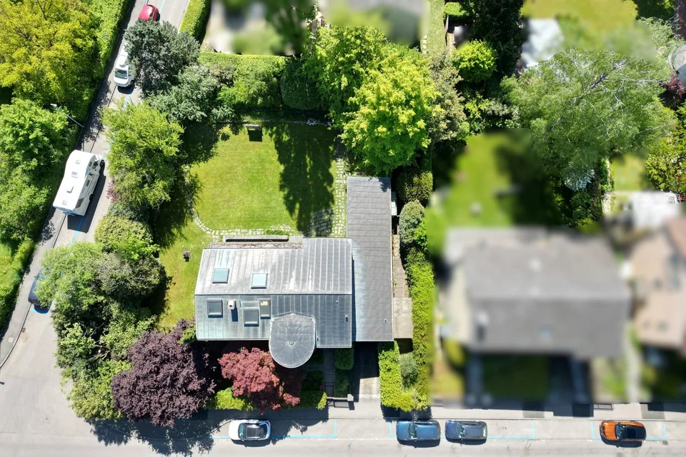 Villa im Stil der klassischen Moderne mit grossem Garten und Entwicklungspotential in Riehen