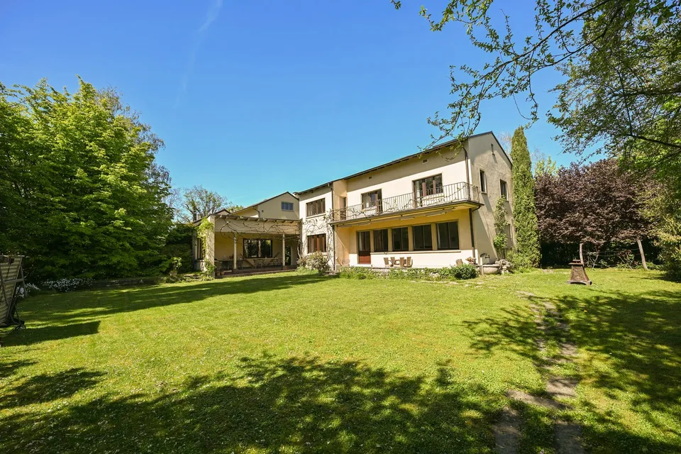 Villa im Stil der klassischen Moderne mit grossem Garten und Entwicklungspotential in Riehen