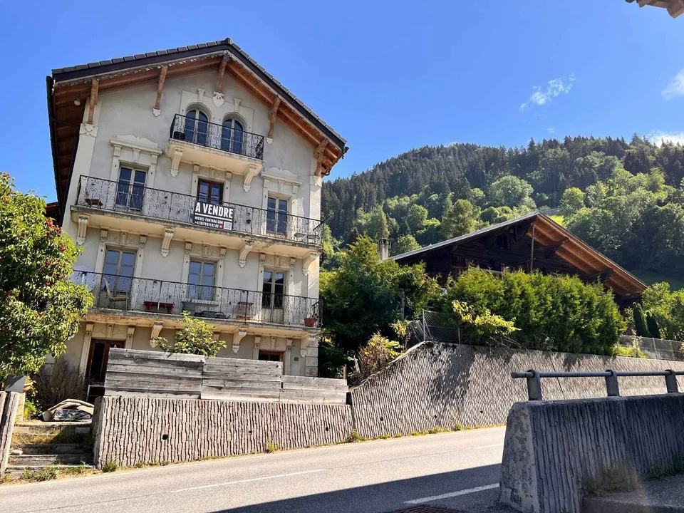 Edificio residenziale con due appartamenti da ristrutturare