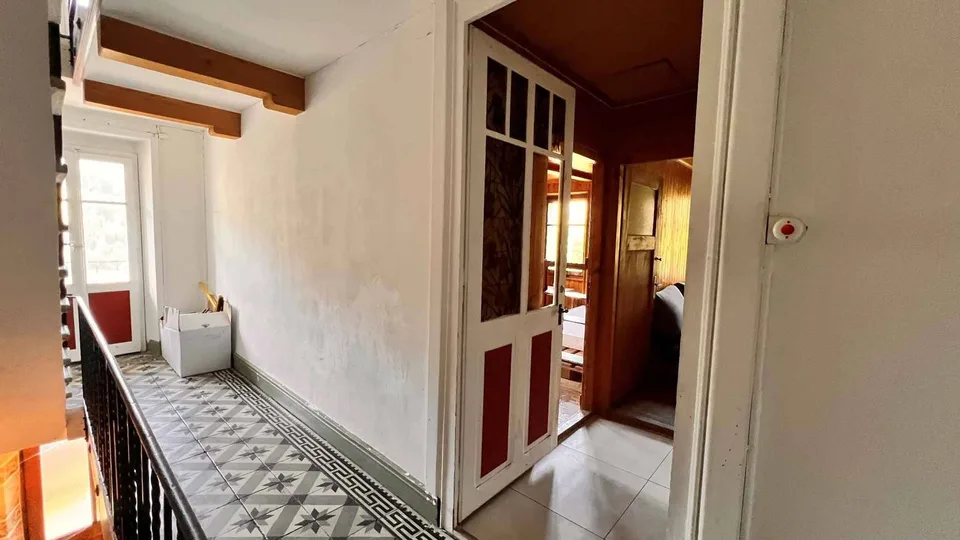 Wohngebäude mit zwei Wohnungen zur Renovierung – Foto 9 von 12