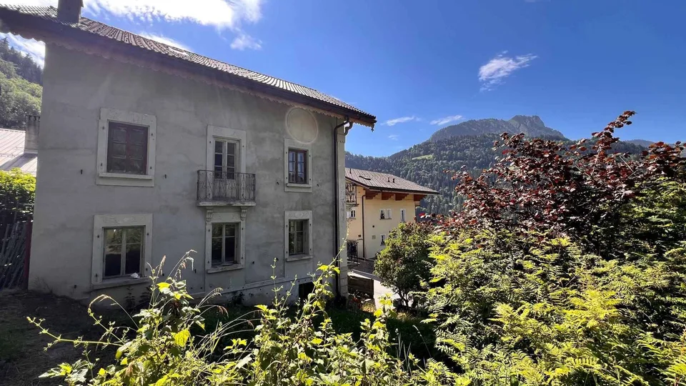 Edificio residenziale con due appartamenti da ristrutturare