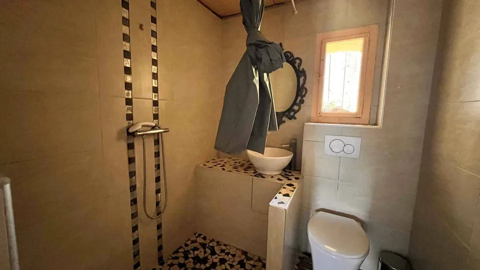 Wohngebäude mit zwei Wohnungen zur Renovierung – Foto 6 von 12