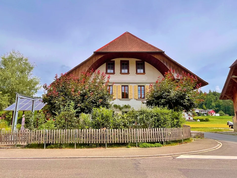 grosses Wohnhaus / eh. Restaurant mit Spycher