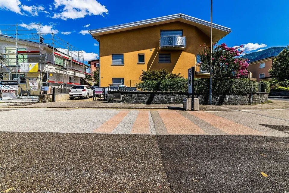 Edificio residenziale con tre appartamenti vacanza e giardino ad Ascona