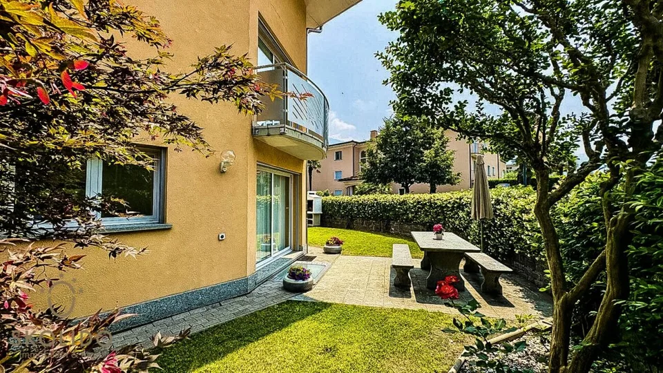 Edificio residenziale con tre appartamenti vacanza e giardino ad Ascona