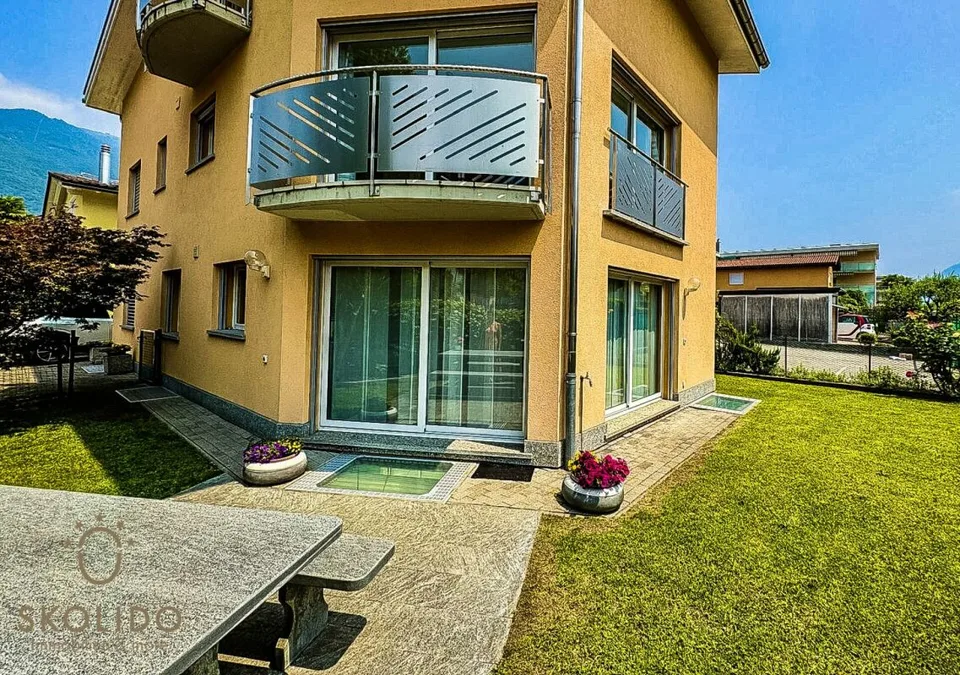 Edificio residenziale con tre appartamenti vacanza e giardino ad Ascona