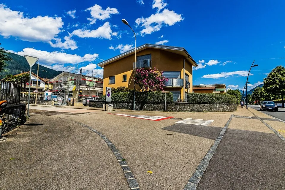 Wohngebäude mit drei Ferienwohnungen und Garten in ASCONA