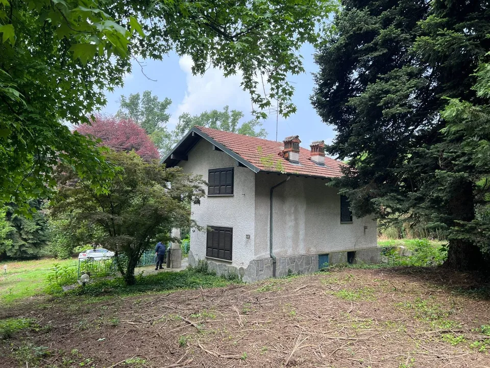 Tenuta con ampio terreno vicino Gallarate (Varese)