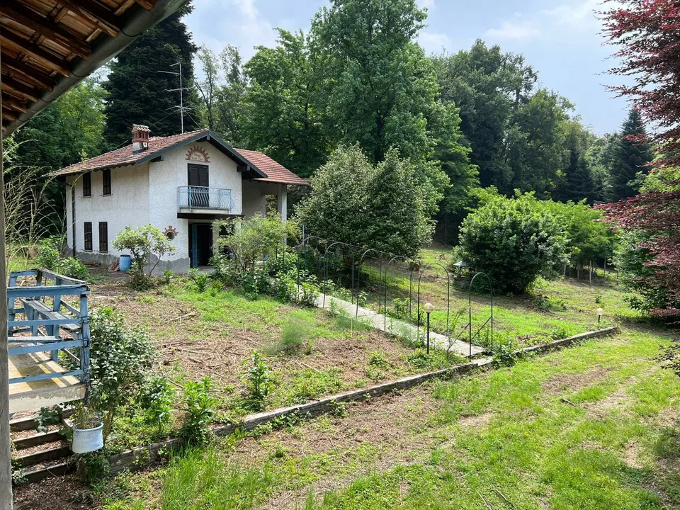 Tenuta con ampio terreno vicino Gallarate (Varese)